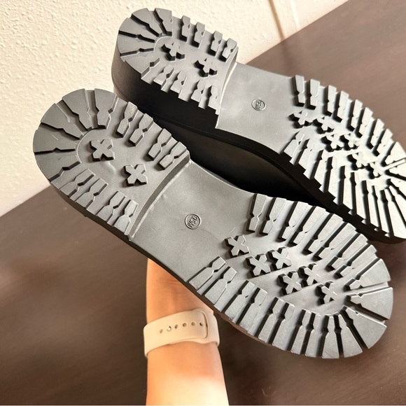 Shoes - Picture 4 of 4